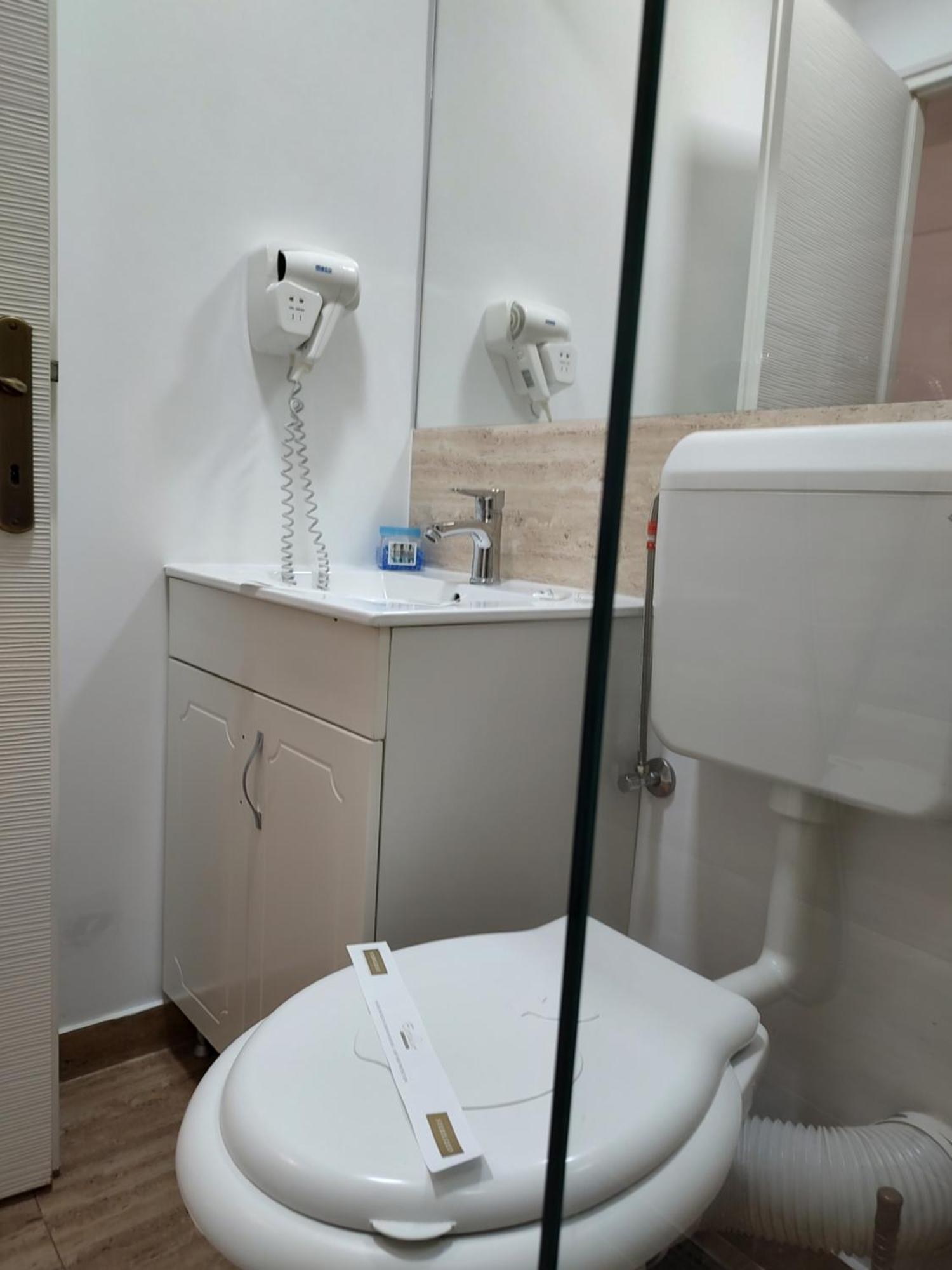Bed and Breakfast Puzzle Magic Пітешть Екстер'єр фото